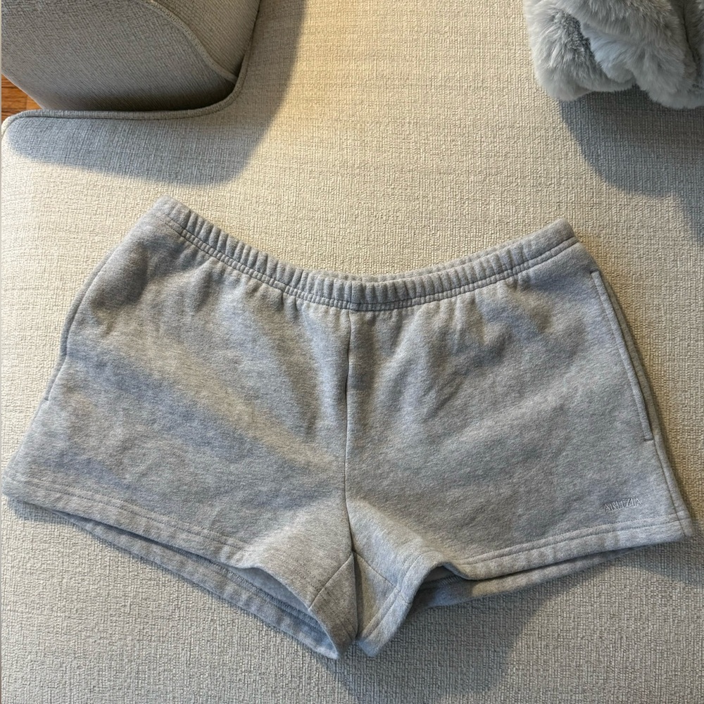 Aritzia Cozy Sweatfleece Boyfriend Lo-Rise Mini Short - Picture 9 of 11